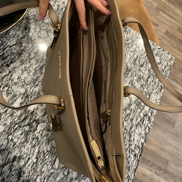 Michael Kohrs Jet Set Large Saffino Leather Tote - Picture 3 of 4